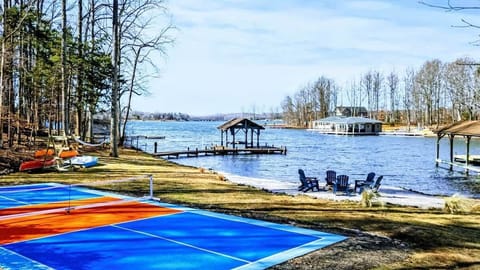 Lakeside Fun Zone – Challenge your crew to a game of pickleball, unwind by the firepit, or launch a kayak—all with stunning lake views!