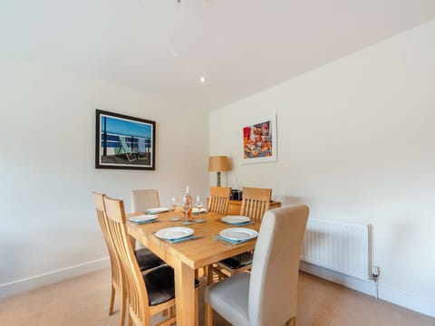 Dining area within open plan dining / lounge/ kitchen | Seagull Apartment, Scarborough