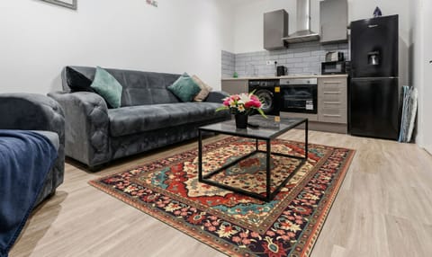 Comfortable open-plan living area with Smart TV/Netflix, cosy sofa bed, and integrated kitchen, perfect for relaxing after work or longer stays. Fresh towels and all bedding are provided, including for the sofa bed, for a smooth and comfortable stay
