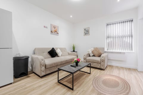 Comfortable open-plan living area with Smart TV/Netflix, cosy sofa bed, and integrated kitchen, perfect for relaxing after work or longer stays. Fresh towels and all bedding are provided, including for the sofa bed, for a smooth and comfortable stay