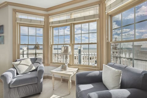 Villa just steps away from Lake Michigan!