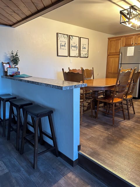 Extra seating for 3 more.