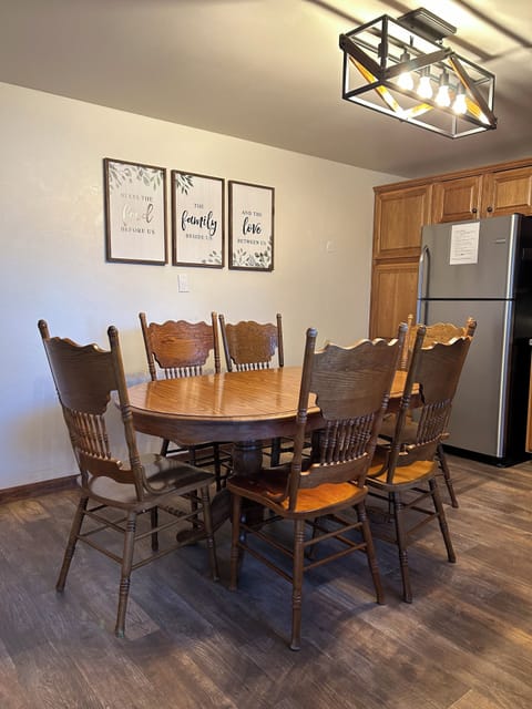 Large eat in area for 6