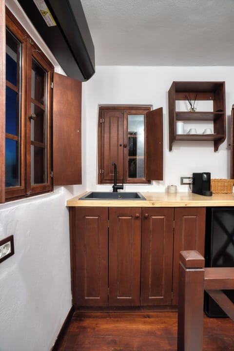 Fully equipped kichenette