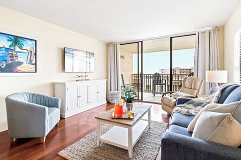 Bright and cozy space to relax  and do your yoga to this space.