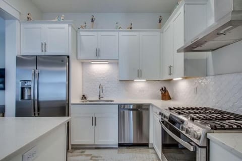 Beautiful Kitchen Perfect for Prepping Meals for the Whole Group