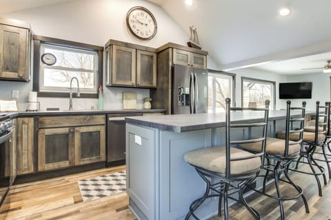 Dining Area | 1st Floor | Dishware/Flatware | Trash Bags/Paper Towels