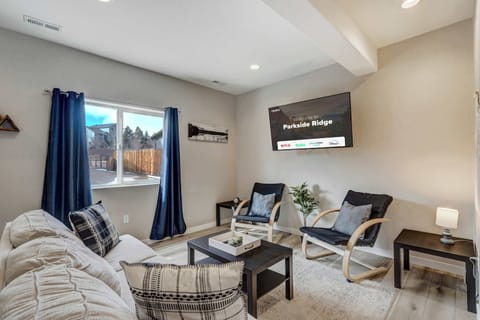 Welcome to Parkside Ridge! A cozy getaway designed for comfort and connection. Unwind in the inviting living space, enjoy modern amenities, and make the most of the prime location. Whether you're here to relax or explore, this charming retreat i




