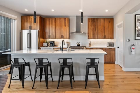 Chefs Kitchen With Island Seating for 4