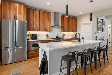 Chefs Kitchen With Island Seating for 4