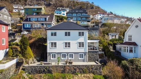 Welcome to the historic Villa Bellevue. This prestigious house offers luxurious amenities and everything you need for a comfortable stay and unforgettable memories in Bergen! Welcome!