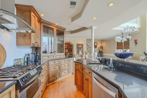 You are in the heart of the home with this gourmet kitchen