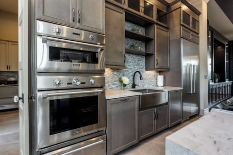 Kitchen with 2 Thermadore built-in dishwashers