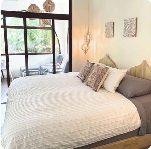 King size bed with optional trundle bed for 3rd guest.