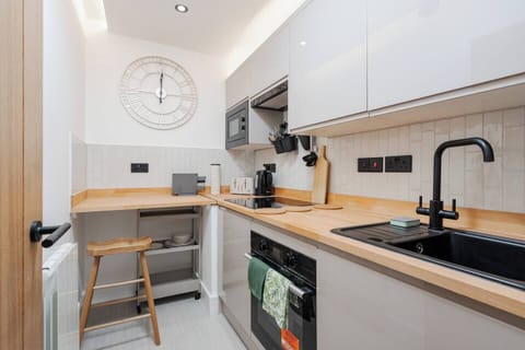 A shared kitchen with the essentials you need for a comfortable stay. Please note, the fridge is located privately in the room, not in the kitchen.
This kitchen is shared with other guests.

