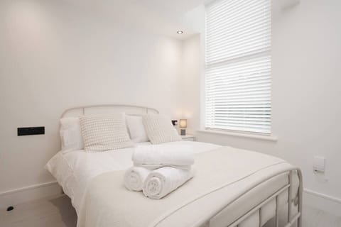 The double bed offers a comfortable night’s sleep with fresh bedding and soft towels provided, creating a clean and restful space to unwind.
