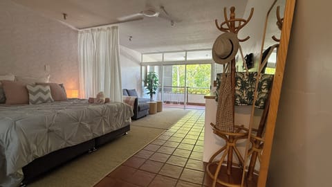 Spacious 2nd-floor studio with plenty of natural light