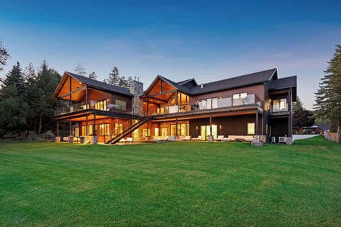 12,800 sf of lakeside living