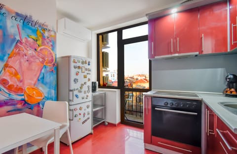 Bold, Bright, & Cozy! Stay in a space that reflects the city’s artistic energy. Book now for a one-of-a-kind experience!