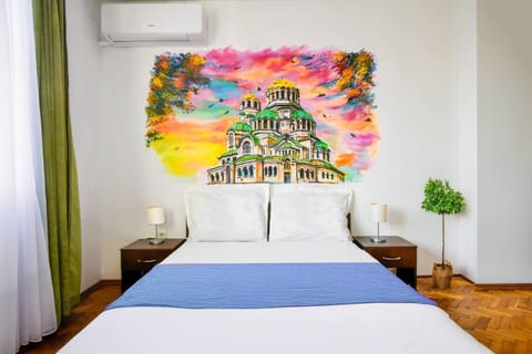 Sleep in Style! Enjoy a spacious room with a comfy king-size bed and artistic vibes. Book now for a restful stay!