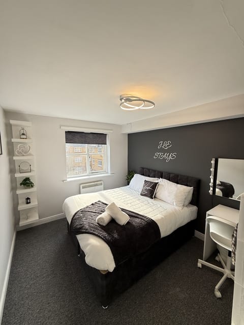 Master Bedroom with zip and link bed 