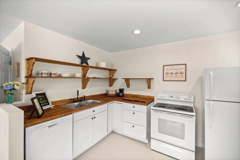 The Guesthouse was recently completed remodeled. Very cute kitchen