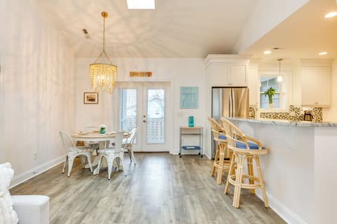 Dining Area | Dishware/Flatware Provided