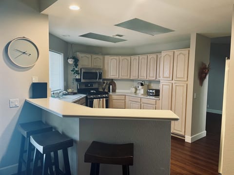 Kitchen Breakfast Bar Area