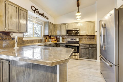 Kitchen | Main Level | Keurig Coffee Maker | Dishwasher | Cooking Basics