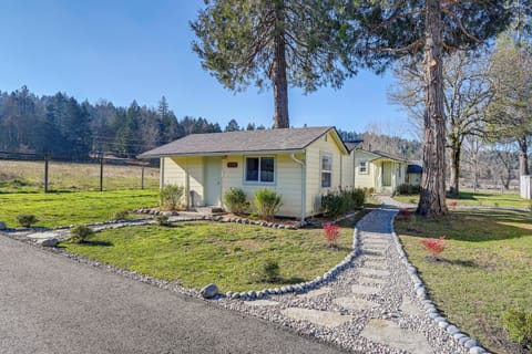 Grants Pass Vacation Rental | Studio | 1BA | 300 Sq Ft | 2 Steps to Enter