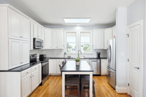 Fully equipped kitchen.