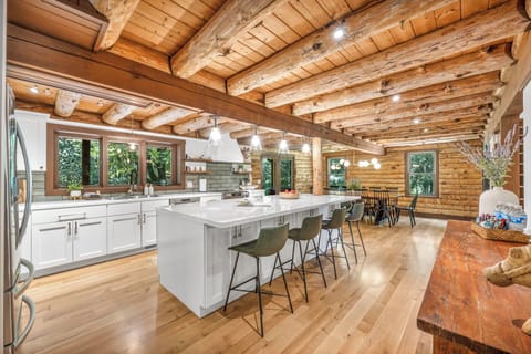 The open layout makes the kitchen and dining areas flow seamlessly, giving your group space to cook, eat, and laugh all in one spot.