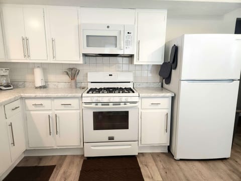 Full size eat-in kitchen and dining area