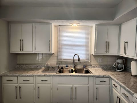 Full size eat-in kitchen and dining area