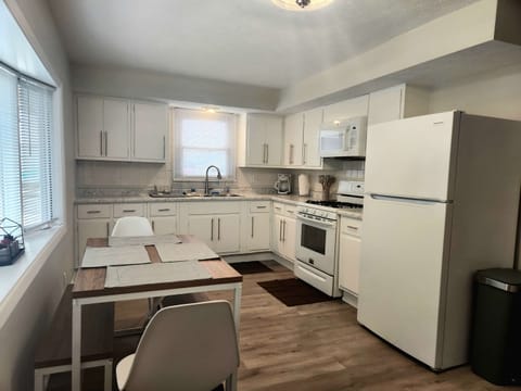 Full size eat-in kitchen and dining area