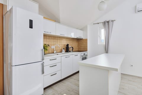 Best Sea View 2BR fully equipped, FAST Internet, Close to Beach, Store, Porto