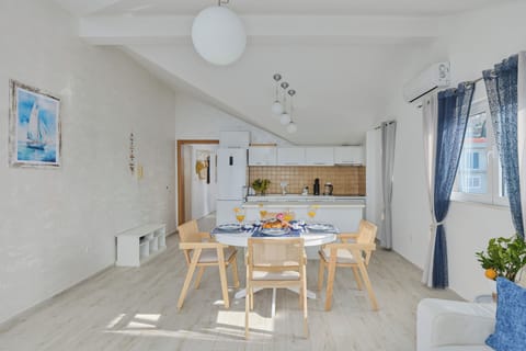 Best Sea View 2BR fully equipped, FAST Internet, Close to Beach, Store, Porto