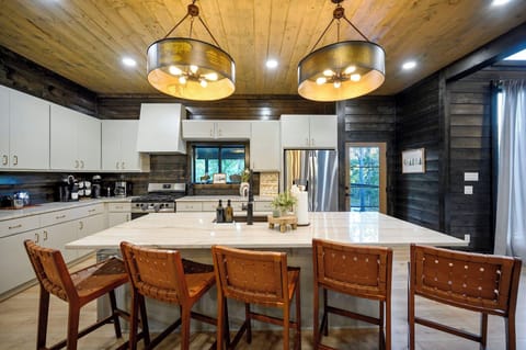 Extra seating for 5 in the kitchen bar area