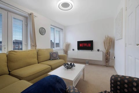 Stylish living room equipped with a SMART TV with Netflix, ample seating to sit down and relax.