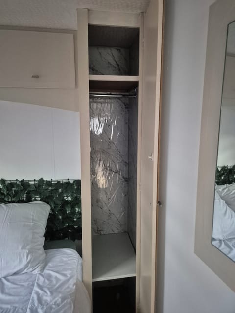 2 bedrooms, bed sheets