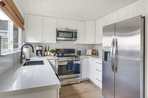 Fully stocked kitchen (toaster, blender, pots & pans, utensils, crockpot, hot water kettle, etc.)