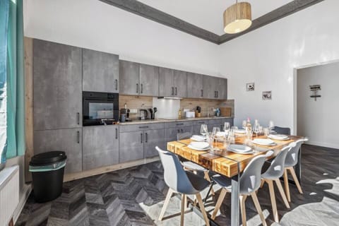 Voll ausgestattete Küche mit viel Stauraum und großem Holztisch für gemeinsame Mahlzeiten.