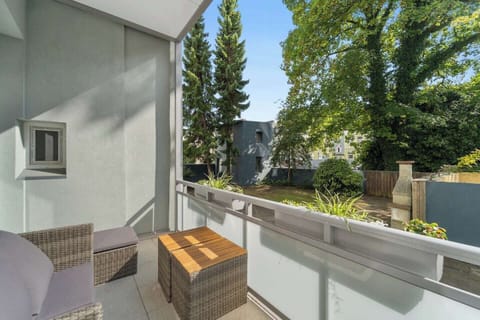 Gemütlicher Balkon mit Gartenblick und komfortabler Sitzgelegenheit zum Entspannen.