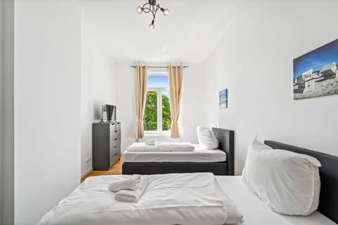 2 bedrooms, travel crib, free WiFi, bed sheets