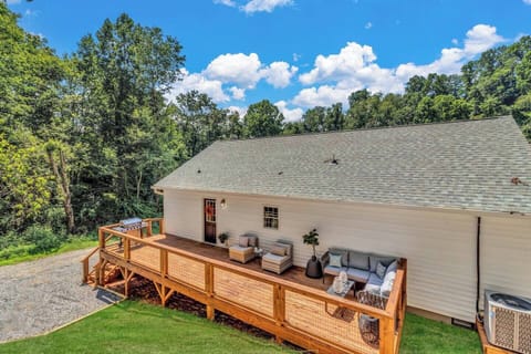 Modern mountain home with private deck — walkable to downtown Waynesville, NC