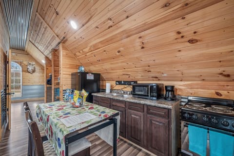 A comfortable and well-equipped space to cook and enjoy meals together!