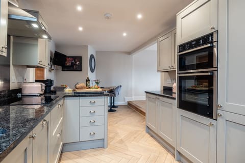 Piggy in the Middle Kitchen - StayCotswold