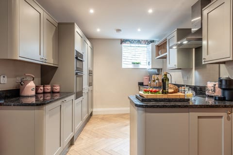 Piggy in the Middle Kitchen - StayCotswold