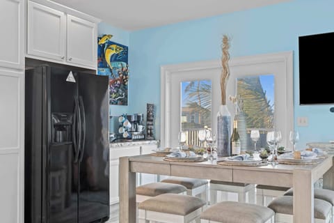 Brighten your meals with a splash of tropical flair and stunning natural views!