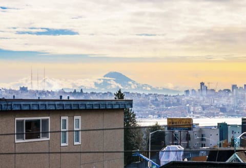 Wake up to breathtaking views of Seattle’s skyline with Mount Rainier in the background! This picture-perfect sight is yours to enjoy from the comfort of your stay.